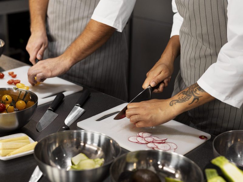 chef-trabajando-juntos-en-una-cocina-profesional