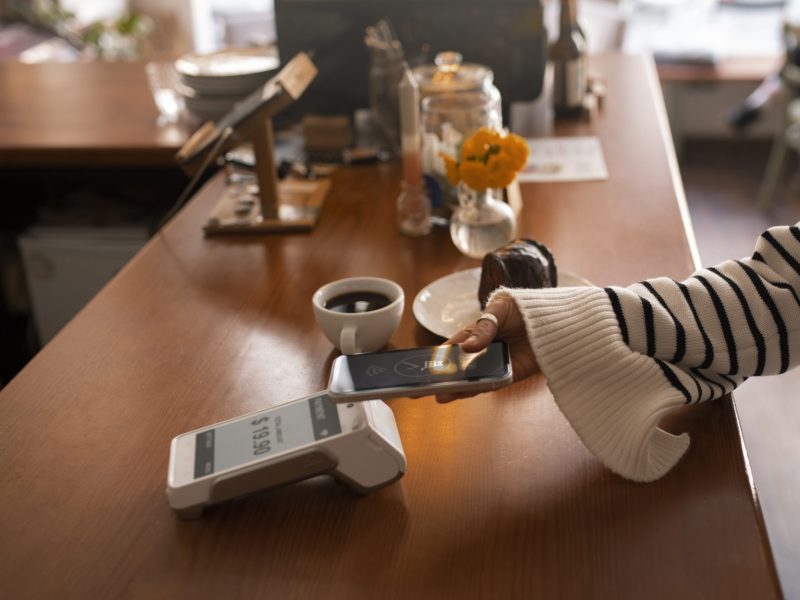 persona-pagando-con-tecnologia-nfc-en-un-restaurante